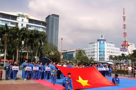 Nghi lễ chào cờ khai mạc hội diễn.