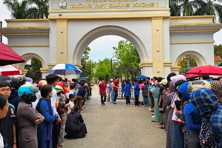 Thí sinh rời khỏi địa điểm thi trong chờ đón của phụ huynh.