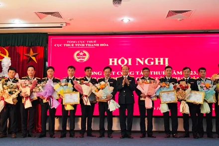 Bộ Tài chính tặng danh hiệu Tập thể lao động xuất sắc cho 16 đơn vị thuộc Cục Thuế Thanh Hóa.