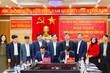 Ban Tuyên giáo Tỉnh ủy và Hội đồng nhân dân tỉnh Thanh Hóa ký kết phối hợp công tác.