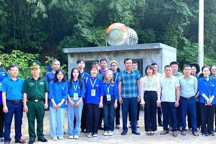 Tuổi trẻ bàn giao công trình tình nguyện cho cơ sở giáo dục.