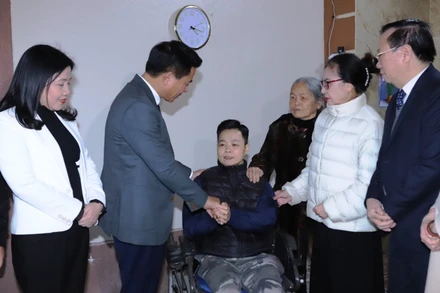 Bí thư Tỉnh ủy Thanh Hóa ân cần hỏi thăm sức khỏe, động viên Lê Thị Huệ.