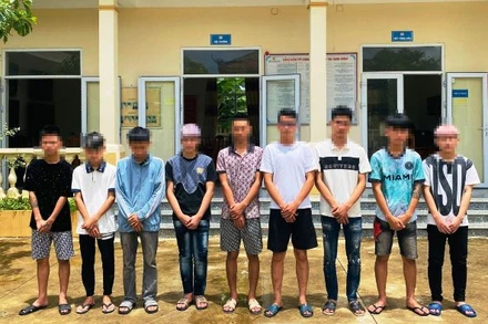 Nhóm đối tượng bị bắt giữ cùng hung khí nguy hiểm.