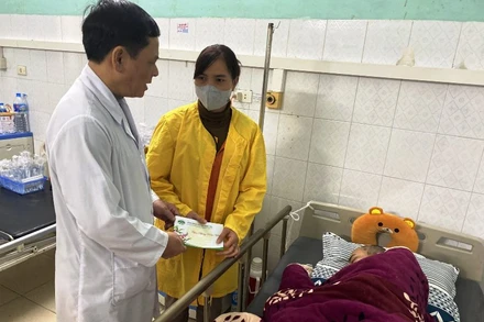 Lãnh đạo Bệnh viện Đa khoa tỉnh Thanh Hóa tặng quà cho bệnh nhân điều trị nội trú.