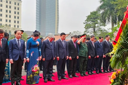 Các đại biểu tưởng niệm Chủ tịch Hồ Chí Minh tại Khu văn hóa tưởng niệm Bác Hồ ở thành phố Thanh Hóa.