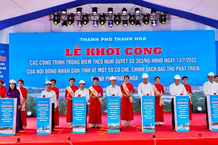 Các đại biểu khởi công xây dựng các công trình trọng điểm ở thành phố Thanh Hóa.