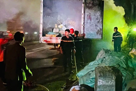 Lực lượng chức năng chữa cháy và cứu hộ hàng hóa.