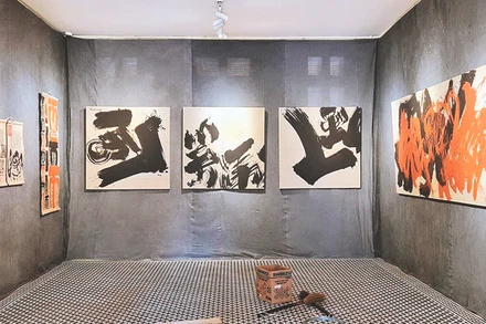 Không gian triển lãm Phiêu diêu trưng bày tác phẩm của một số thành viên trong nhóm Tiền vệ.