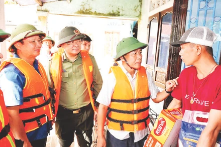 Lãnh đạo tỉnh Thừa Thiên Huế thăm hỏi, tặng quà người dân tại vùng "rốn lũ" huyện Quảng Điền.