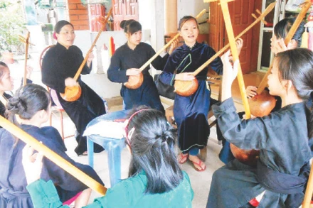 Một lớp truyền dạy hát Then ở huyện Chợ Đồn, tỉnh Bắc Kạn. (Ảnh THU TRANG)