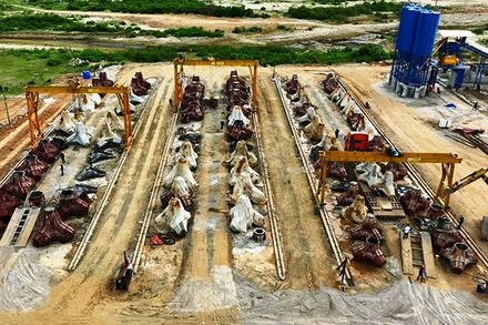 Đúc khối phá sóng Rakuna bằng bê-tông cốt thép theo công nghệ Nhật Bản để xây dựng đê chắn sóng cảng Liên Chiểu (Đà Nẵng). (Ảnh THANH TÙNG)