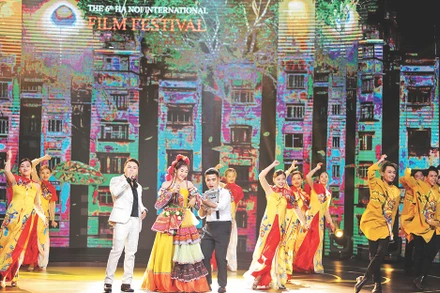 Liên hoan phim quốc tế Hà Nội lần thứ sáu- HANIF 2022 là một điểm nhấn quan trọng của ngành điện ảnh trong năm qua. Trong ảnh: Một tiết mục nghệ thuật trong chương trình khai mạc Liên hoan. Ảnh: Khiếu Minh