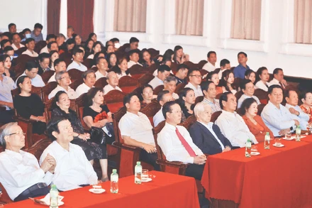 Chủ tịch nước Võ Văn Thưởng và các đồng chí lãnh đạo, nguyên lãnh đạo Đảng, Nhà nước dự chương trình. (Ảnh TTXVN)