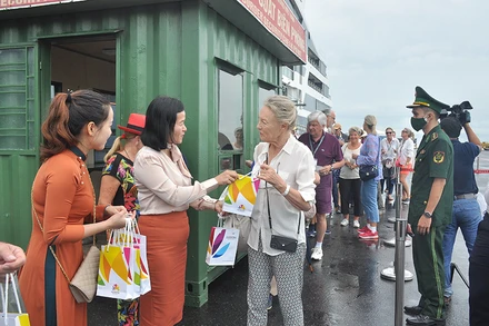 Đà Nẵng chào đón đoàn khách quốc tế du lịch tàu biển cập cảng Tiên Sa. (Ảnh DINH NGUYỄN) 