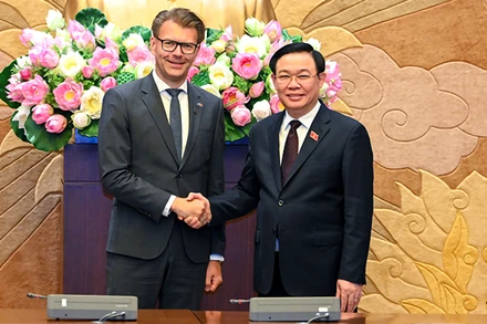 Chủ tịch Quốc hội Vương Đình Huệ tiếp Ngài Daniel Caspary, Chủ tịch Đoàn Nghị sĩ phụ trách quan hệ với các quốc gia Đông Nam Á và ASEAN của Nghị viện châu Âu. (Ảnh DUY LINH)