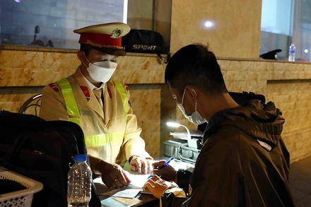 Lực lượng Cảnh sát giao thông lập biên bản trường hợp lái xe vi phạm nồng độ cồn.