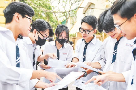 Thí sinh kiểm tra lại số báo danh tại điểm thi Trường trung học phổ thông Việt Đức (Hoàn Kiếm, Hà Nội). (Ảnh THÀNH ĐẠT)