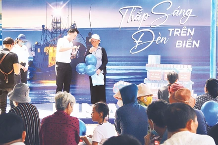 Đại diện Pinaco tham gia tài trợ Chương trình Cùng ngư dân thắp sáng đèn trên biển.