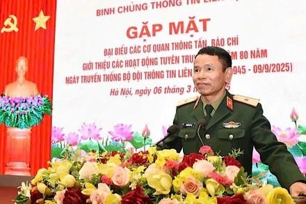 Thiếu tướng Nguyễn Văn Trị, Bí thư Đảng ủy, Chính ủy Binh chủng Thông tin liên lạc, phát biểu tại buổi gặp mặt.