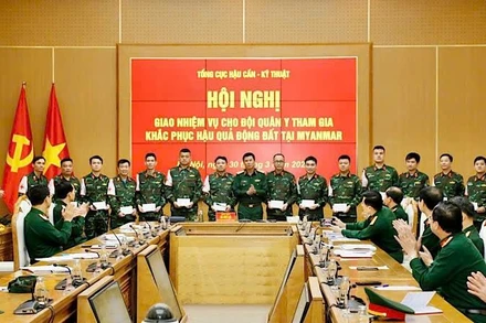 Thiếu tướng Hà Như Lợi chúc các đồng chí lên đường làm nhiệm vụ tại Myanmar mạnh khỏe và thành công.