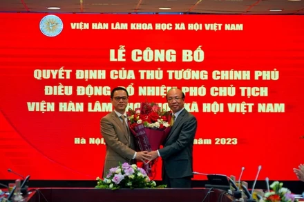 Đồng chí Phan Chí Hiếu, Chủ tịch Viện Hàn lâm Khoa học xã hội Việt Nam chúc mừng Phó Giáo sư, tiến sĩ Tạ Minh Tuấn.