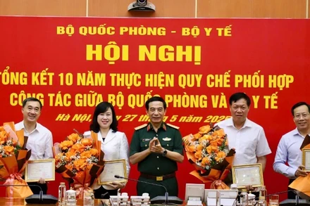 Đại tướng Phan Văn Giang trao tặng Kỷ niệm chương vì sự nghiệp xây dựng Quân đội nhân dân Việt Nam.