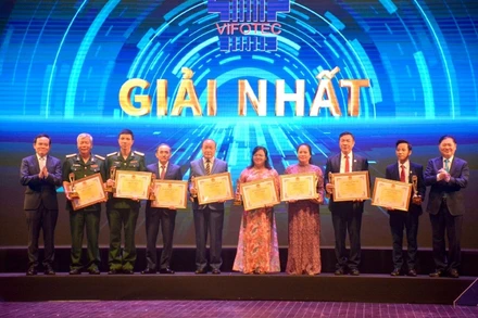 Phó Thủ tướng Chính phủ Trần Lưu Quang và Tiến sĩ Khoa học Phan Xuân Dũng trao giải Nhất cho các tác giả, nhóm tác giả.