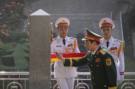 Đại tướng Phan Văn Giang, Ủy viên Bộ Chính trị, Phó Bí thư Quân ủy Trung ương, Bộ trưởng Quốc phòng tô son cột mốc 1116.