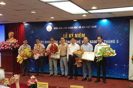 Trao tặng bằng khen cho 5 nhà khoa học có thành tích xuất sắc năm 2023. 