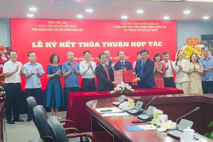 Đại diện hai đơn vị trao đổi văn bản thỏa thuận hợp tác. 