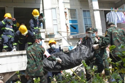 Vào lúc 10 giờ 40 phút, ngày 1/4 (giờ địa phương), lực lượng cứu hộ, cứu nạn của Quân đội nhân dân Việt Nam đã đưa được thi thể cụ U Maung Tin, 74 tuổi, từ tòa nhà 2386 (thuộc khu vực Bala Tidi, quận Zabu Thiri, thủ đô Naypyidaw) ra ngoài. (Ảnh: Báo Quân đội nhân dân)