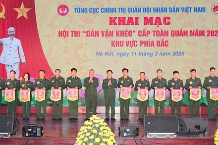 Ban tổ chức trao Cờ lưu niệm tặng các đơn vị tham gia hội thi.