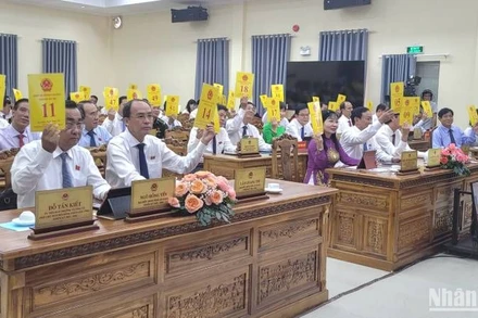 Các đại biểu biểu quyết thông qua 15 Nghị quyết.