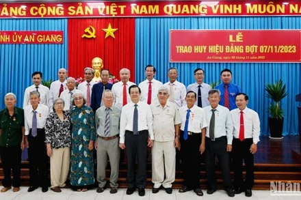 Lãnh đạo tỉnh An Giang chụp ảnh lưu niệm cùng các đảng viên cao niên tuổi Đảng.