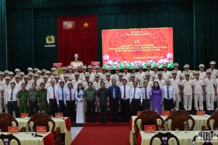 Các đại biểu chụp ảnh lưu niệm tại buổi lễ.