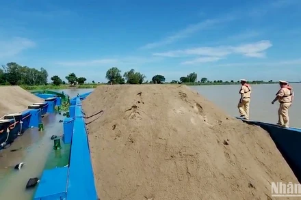 Các sà-lan chở cát bị tạm giữ.