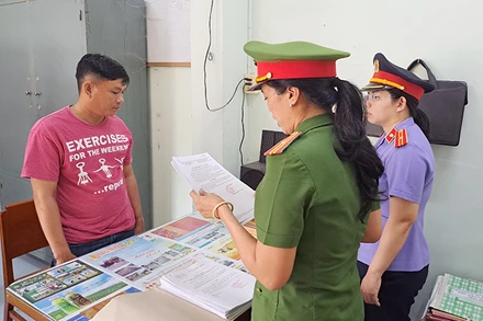 Công an thị xã Tân Châu đọc lệnh bắt giữ Phan Thành Được.