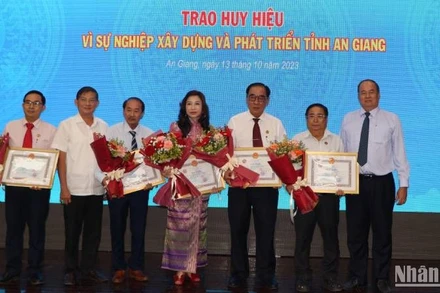 Lãnh đạo tỉnh An Giang trao tặng các doanh nghiệp tiêu biểu Huy hiệu vì sự nghiệp xây dựng và phát triển tỉnh An Giang