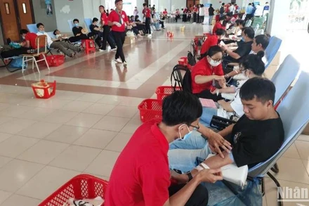 Nhiều cá nhân tham gia hiến máu tình nguyện trong chương trình " Hành trình Đỏ".