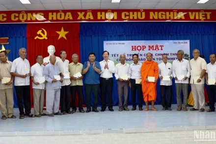 Đoàn công tác chúc Tết cổ truyền Chôl Chnăm Thmây năm 2025 và tặng quà đồng bào dân tộc Khmer.