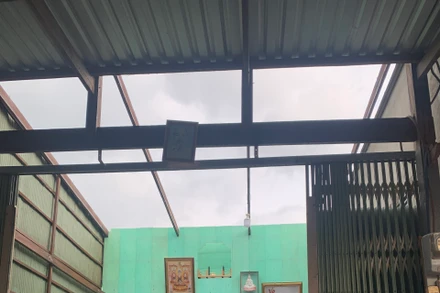 Ảnh minh hoạ: Một căn nhà bị tốc mái do ảnh hưởng giông lốc.