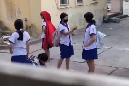 Hình ảnh các nữ sinh hút thuốc.