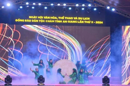 Các nghệ sĩ Chăm biễu diễn nghệ thuật văn hóa Chăm