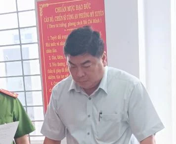 Công an tỉnh An Giang đọc lệnh bắt tạm giam bị can Nguyễn Bảo Sinh.