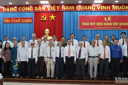 Lãnh đạo tỉnh An Giang chụp ảnh lưu niệm cùng các đảng viên cao niên tuổi Đảng.