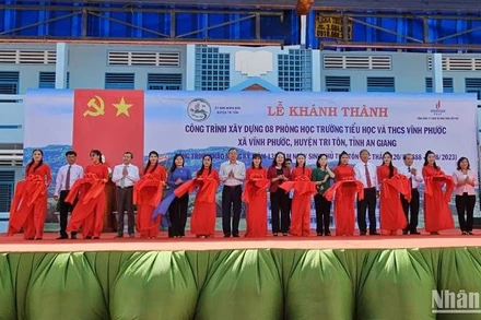 Quang cảnh lễ khánh thành phòng học.