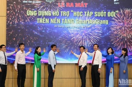 Các đại biểu bấm nút phát động phong trào "Bình dân học vụ số". 