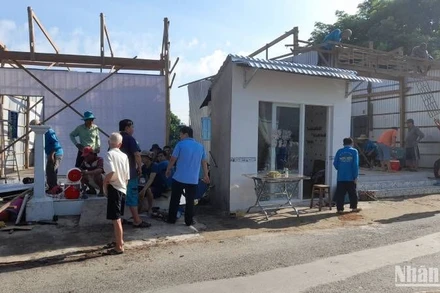 Di dời các căn nhà trong khu vực nguy cơ sạt lở ở xã Long Giang.