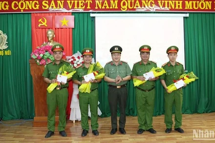 Đại tá Lâm Phước Nguyên, Giám đốc Công an tỉnh An Giang, trao thưởng nóng của Chủ tịch Ủy ban nhân dân tỉnh cho 4 tập thể đã phá án nhanh