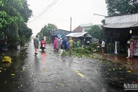 Dông lốc gây thiệt hại ở huyện Phú Tân